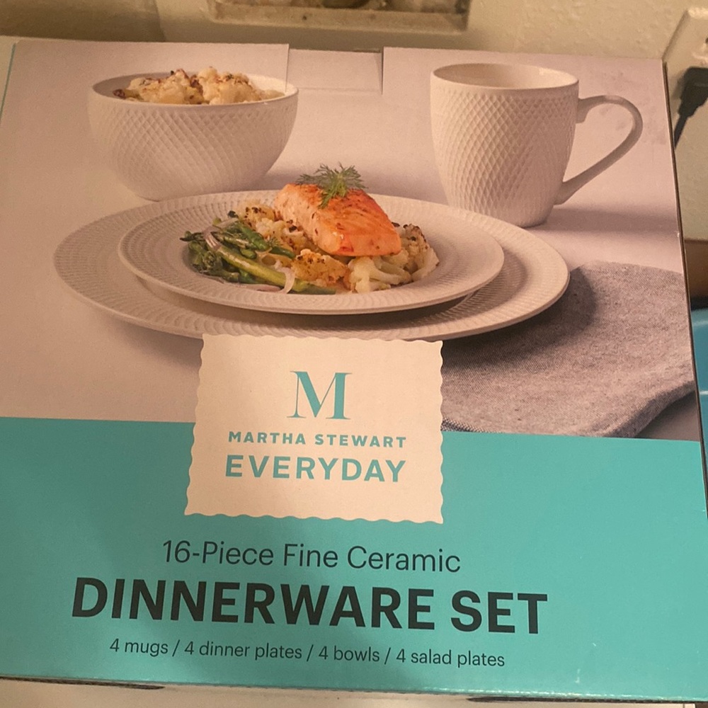 this is a a 16 piece diner set